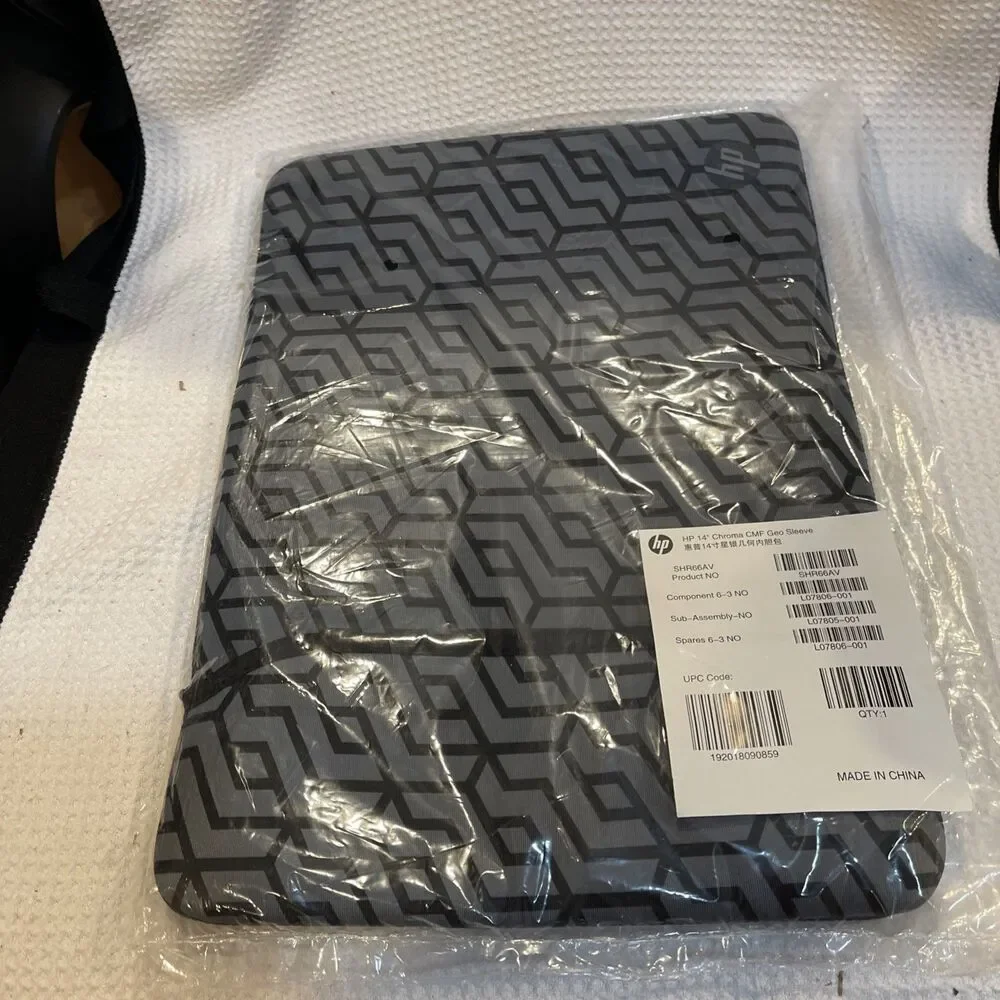 L07806-001 HP 14 Chroma Geo Rev Sleeve, New in Original Package